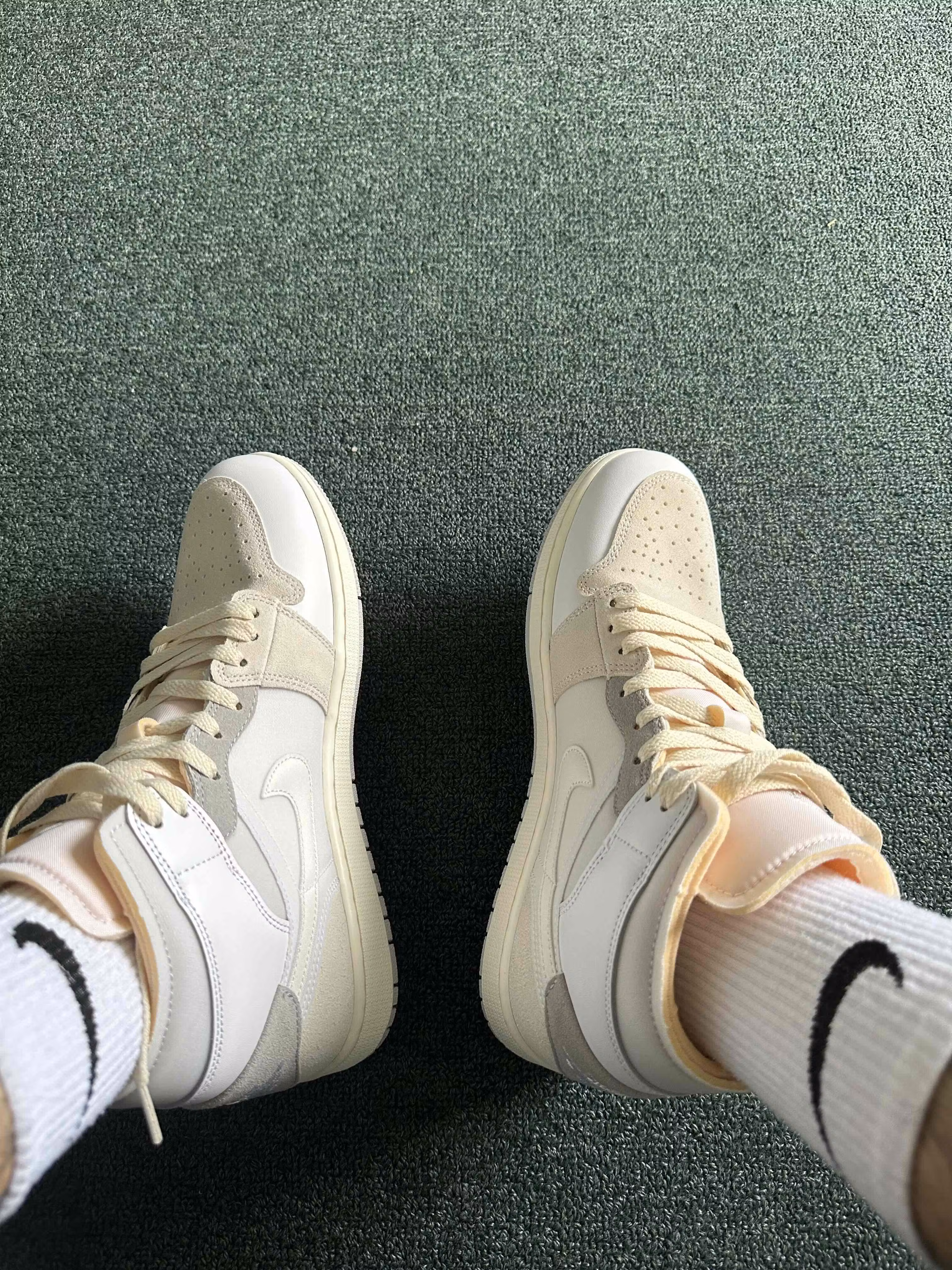 Air Jordan 1 Mid 'Inside Out' DM9652-100 Air Jordan 1 Mid 'Inside Out' DM9652-100